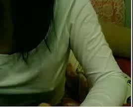 Chinesischer Hausfrau zeigt Titten und haarige Achselhöhle vor der Webcam