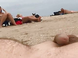 Je jouis seulement de regarder les dames aux seins nus sur la plage 02
