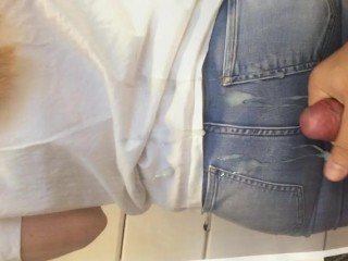 Interjection sur le cul bien en jeans Cum Compel
