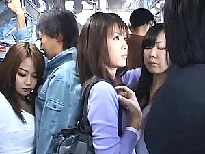 Jepun AV Chip divide up memberikan handjob untuk simmering lelaki dalam bas awam